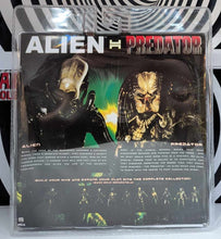 Load image into Gallery viewer, NECA Alien & Predator Action Figure Set