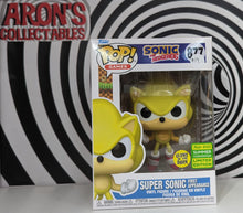 Load image into Gallery viewer, Pop Vinyl Games Sonic the Hedgehog #877 Sonic First Appearance Glow-in-the-Dark SCE 2022 Vinyl Figure