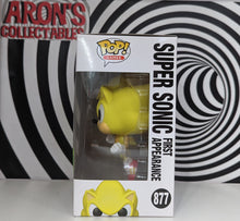 Load image into Gallery viewer, Pop Vinyl Games Sonic the Hedgehog #877 Sonic First Appearance Glow-in-the-Dark SCE 2022 Vinyl Figure