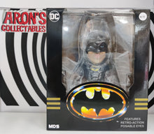 Load image into Gallery viewer, MEZCO Batman 1989 Deluxe Edition Action Figure