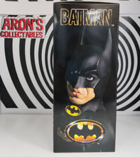 Load image into Gallery viewer, MEZCO Batman 1989 Deluxe Edition Action Figure