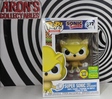 Load image into Gallery viewer, Pop Vinyl Games Sonic the Hedgehog #877 Sonic First Appearance Glow-in-the-Dark SCE 2022 Vinyl Figure
