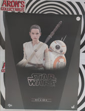 Load image into Gallery viewer, Hot Toys MMS337 Star Wars The Force Awakens Rey &amp; BB-8 1/6th Scale Figure
